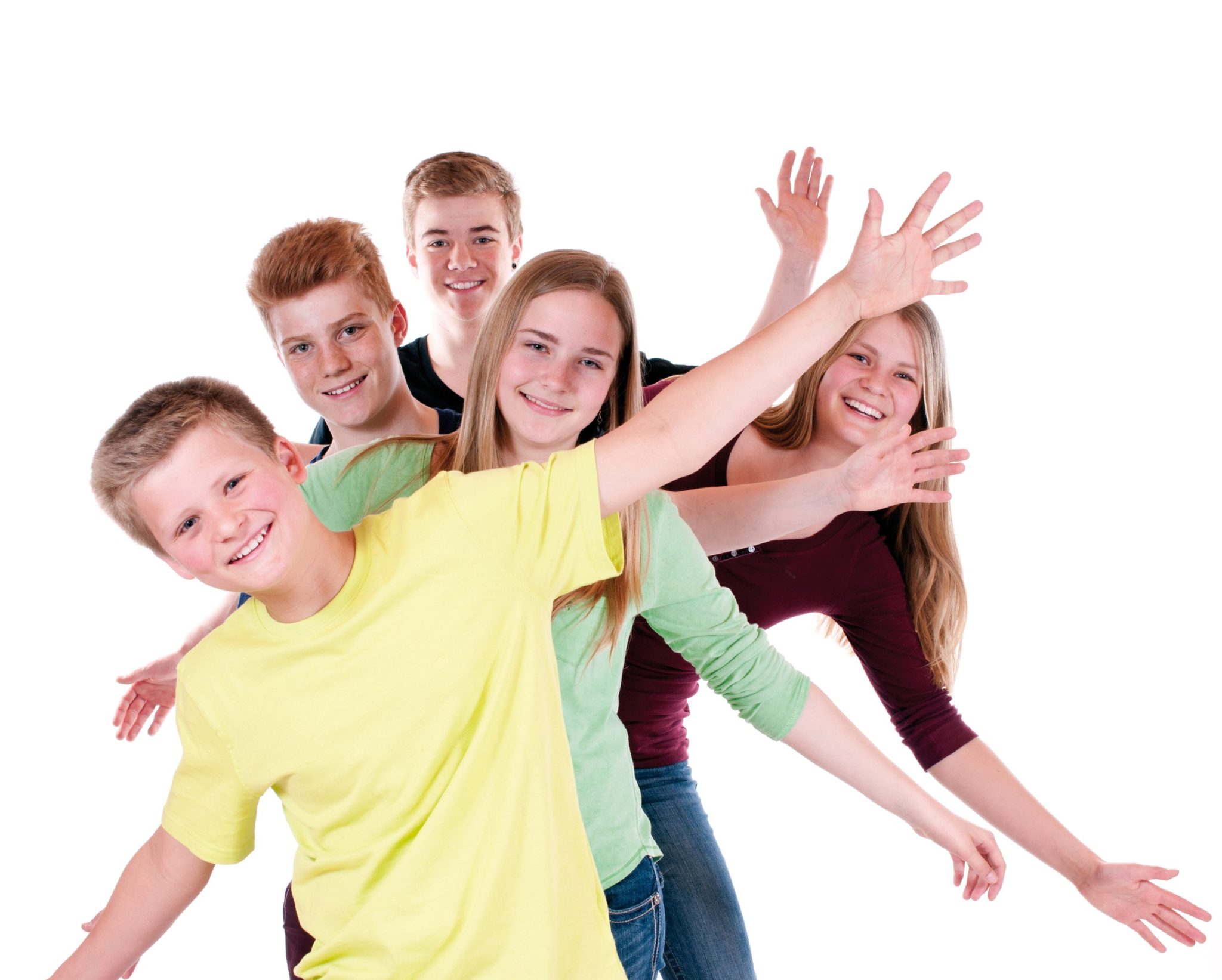 Grupo de 5 chicos (adolescentes) poando frente a la cámara en fila y sonrientes, con los brazos extendidos.